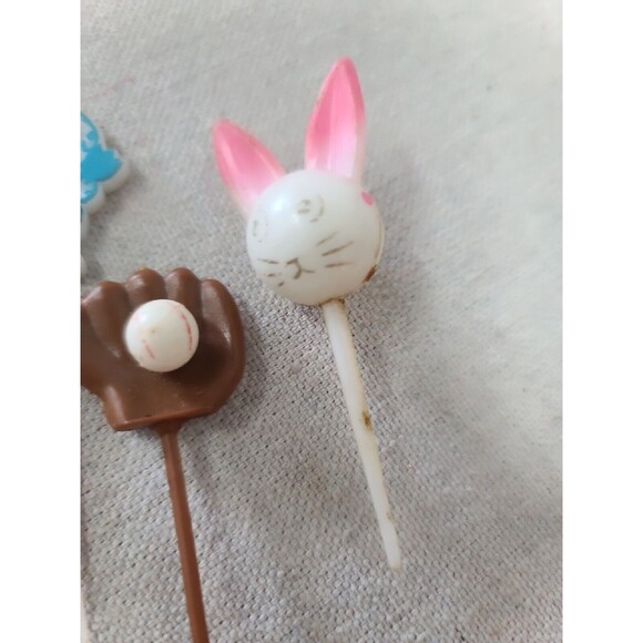 Vintage 1960s Spring Easter lot of 4 HARD PLASTIC Cake Toppers Bunny Glove - Picture 3 of 3